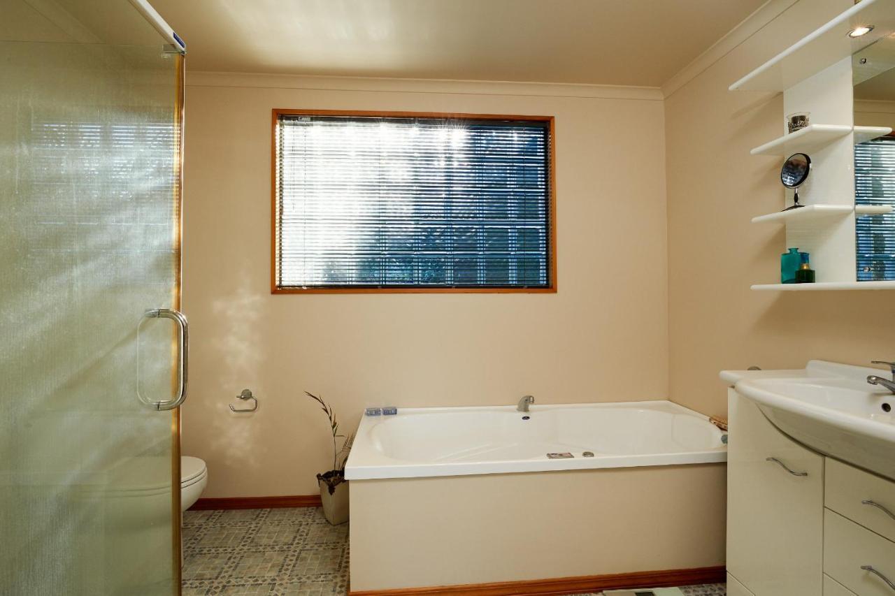 Akaroa Holiday Home Spacious And Quite With Stunning Harbour Views And Close To Town Exterior foto